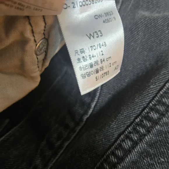 Levi's Dark Denim Frayed Shorts - Picture 5 of 6